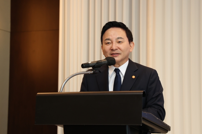 Minister WON Hee-ryong attended Korea-Indonesia Business Forum on 3 May 포토이미지