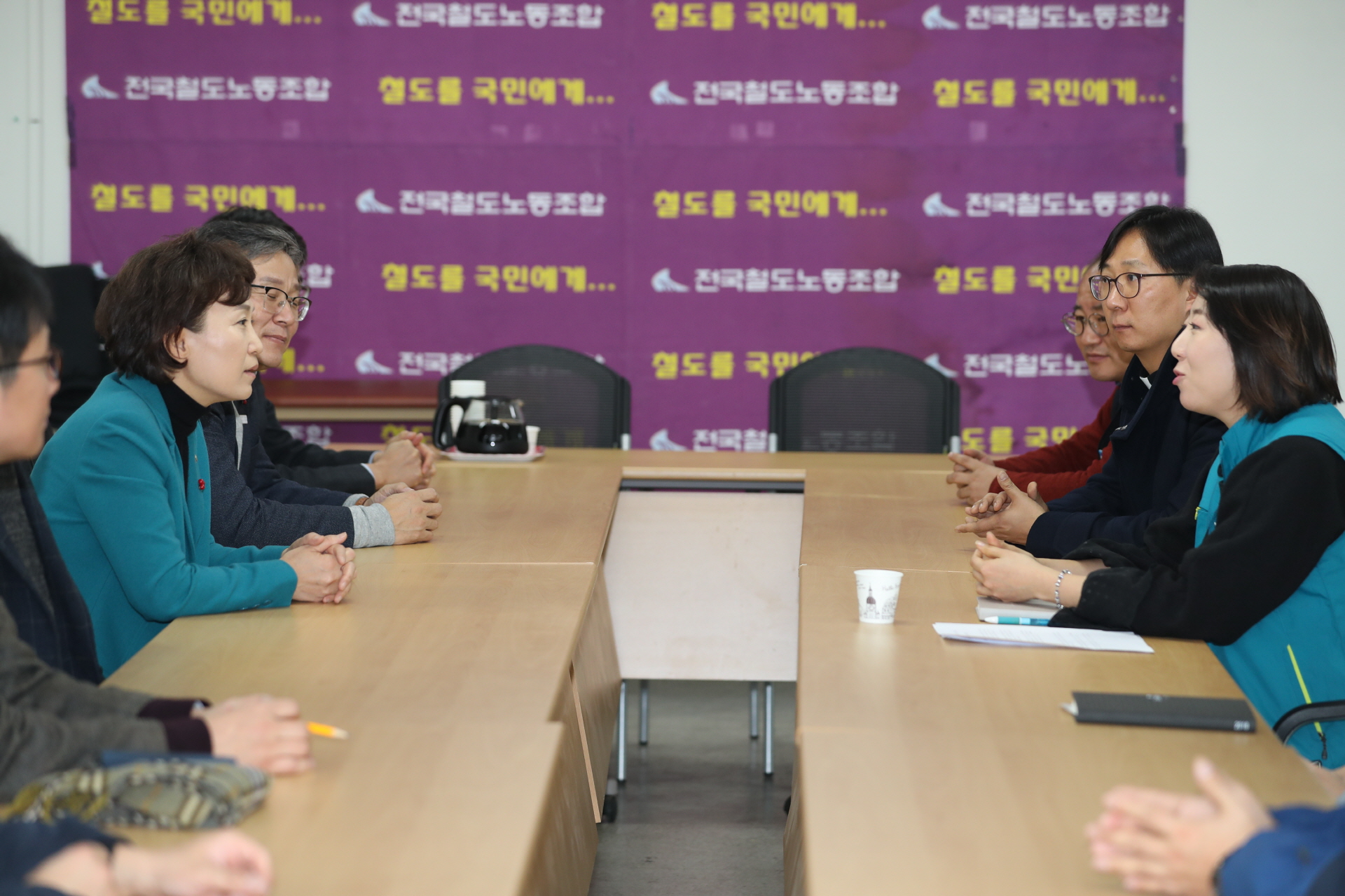 김현미장관, KTX 해고 여승무원 문제해결을 위한 대책위 관계자 간담회 - 포토이미지