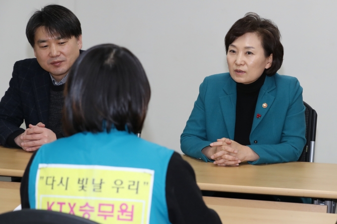 김현미장관, KTX 해고 여승무원 문제해결을 위한 대책위 관계자 간담회 - 포토이미지