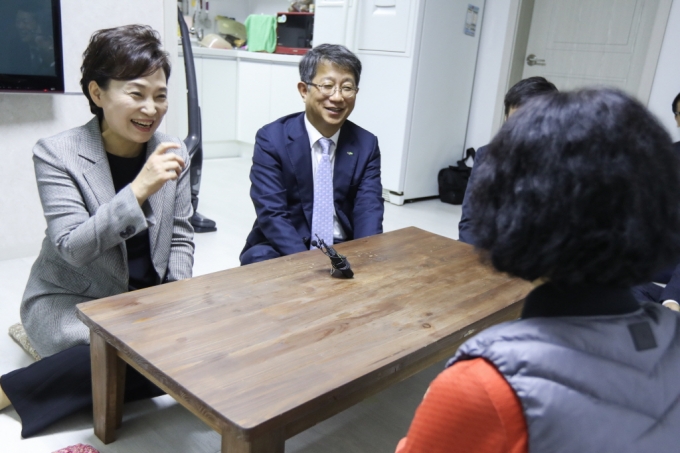 김현미 장관, 장안동 공공임대주택으로 이전한 1인가구 방문 - 포토이미지