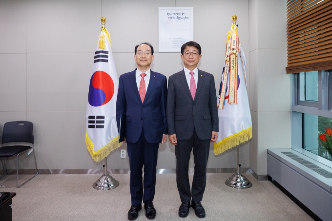 박상우 장관, 이성해 국가철도공단 신임 이사장에 임명장 전수 - 포토이미지