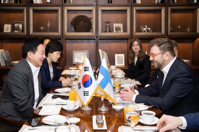 Meeting with the Minister of Transport and Communications of Finland 포토이미지