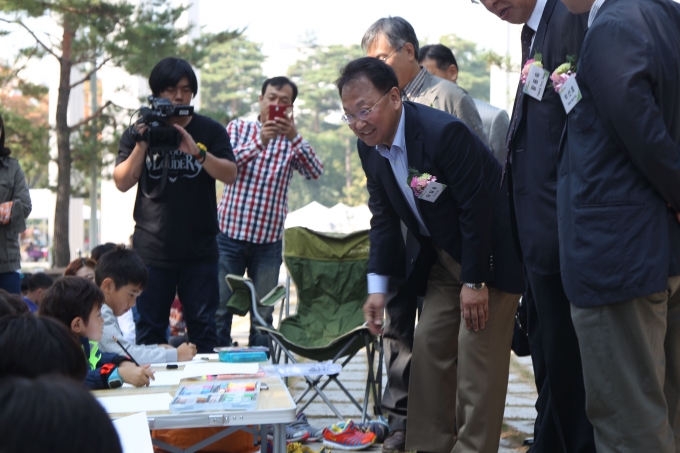 유일호 장관, 어린이 그림그리기 대회 참석 - 포토이미지
