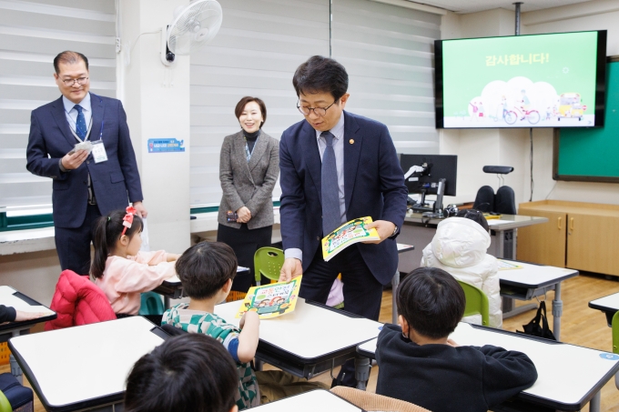박상우 장관, 늘봄학교 재능기부 일일강사 참여 - 포토이미지