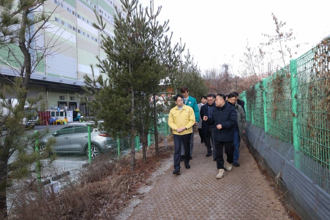 홍지선 2차관 취임 첫 현장 행보로 쿠팡 물류센터 시설 점검 - 포토이미지