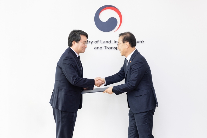 김윤덕 장관 이헌욱·최인호 공공기관 신임사장에 임명장 전수 - 포토이미지