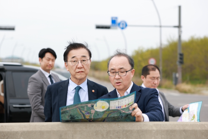 김윤덕 장관 새만금개발청 방문 첨단산업 거점 새만금 새판짜기 속도 높인다 - 포토이미지