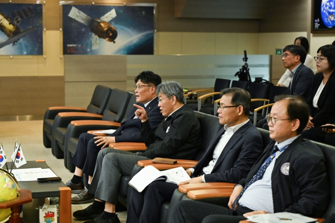 김이탁 제1차관, 국토위성 2호 발사 실황 점검 - 포토이미지