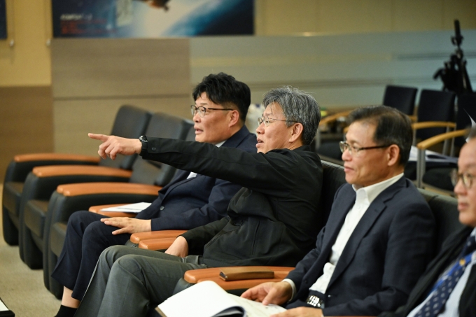 김이탁 제1차관, 국토위성 2호 발사 실황 점검 - 포토이미지