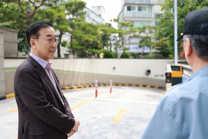김윤덕 장관 주차장 진출입 방해 관련 주차장법 개정 설명 및 주민의견 청취 - 포토이미지