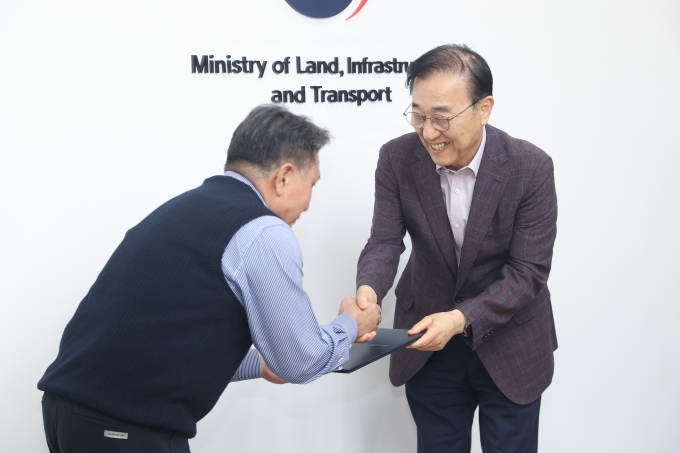 김윤덕 장관 버스기사 직접 만나 표창 - 포토이미지
