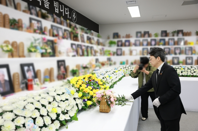 홍지선 장관, 12·29여객기 참사 희생자 추모 - 포토이미지