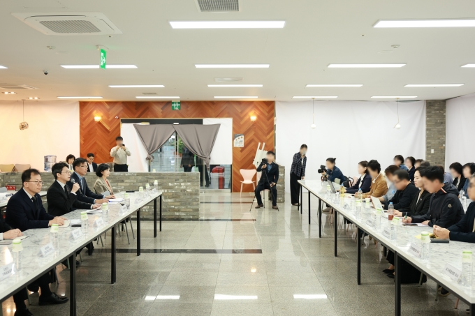 홍지선 장관, 12·29여객기 참사 희생자 추모 - 포토이미지